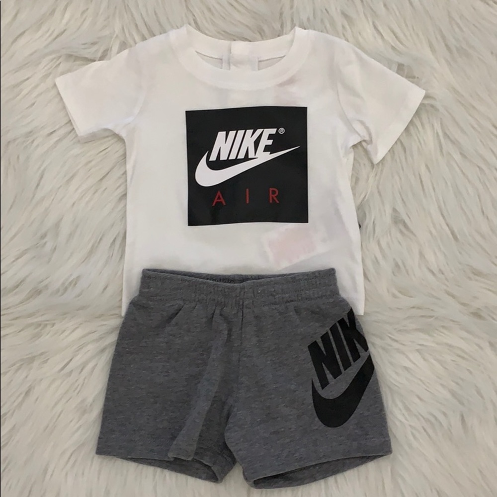 Nike baby boy 2-set piece, shirt and shirt.